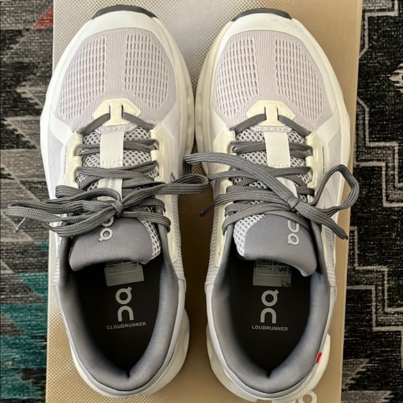 On Running- Women’s Cloudrunner 2- Frost/White size 6 - Picture 2 of 4